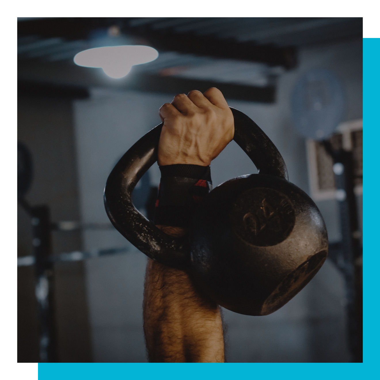 Krafttraining mit der Kettlebell Arm mit Kettlebell bei Kraftübung in Fitnessstudio.