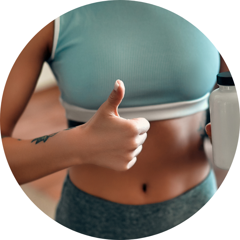 Daumen hoch fürs Training und gesunden Lifestyle Sportlerin zeigt Daumen hoch und hält eine Trinkflasche – Symbol für Motivation und Fitness.